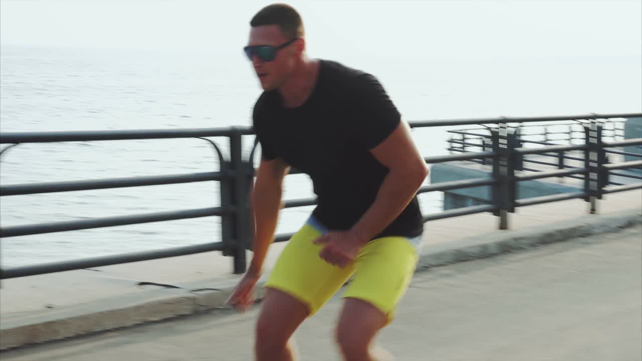 hombre patinando en un camino de la ciudad por el río