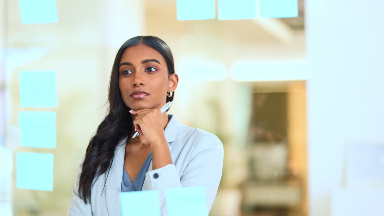 una mujer de negocios hace una tormenta de ideas de proyectos