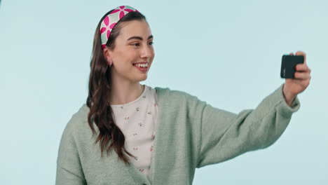 mujer feliz, pulgares hacia arriba y signo de paz en selfie