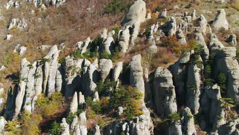 picos de montaña de otoño con formaciones rocosas únicas