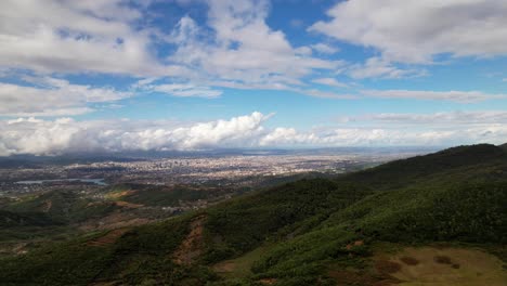 gran ciudad detrás de verdes colinas en un día nublado en otoño en tirana