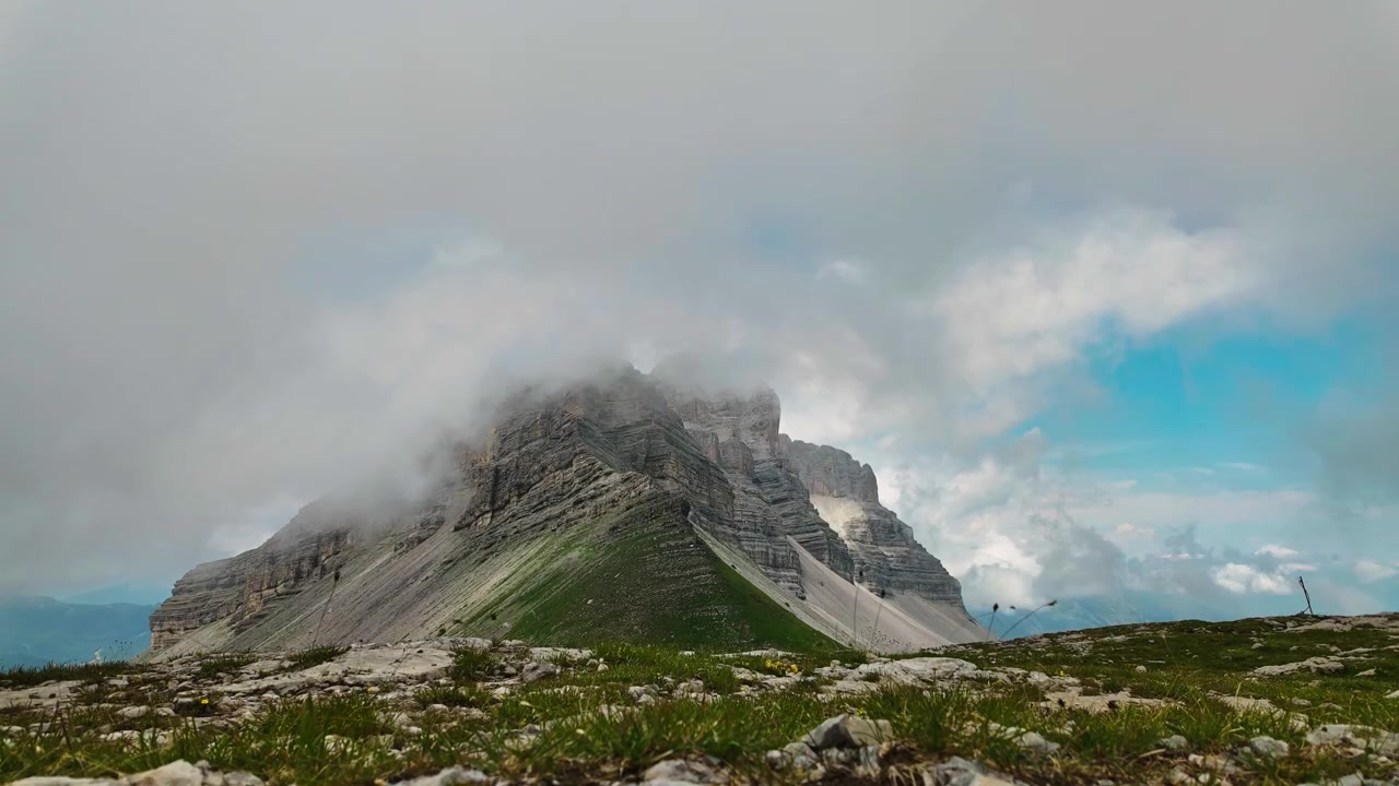 Fitta nebbia si estende sulla aspra cima delle Dolomiti vicino alla stazione della funivia di Passo Grostè
