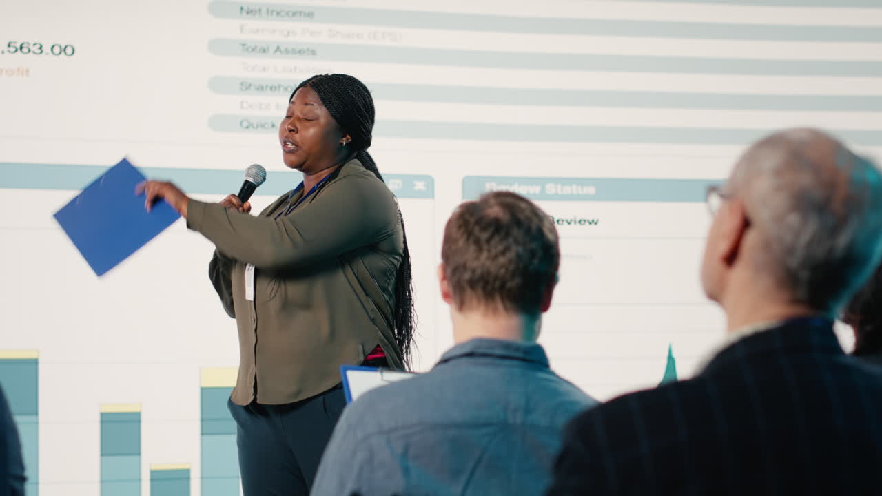 Afroamerikanische/r ModeratorIn hält eine inspirierende Business-Rede