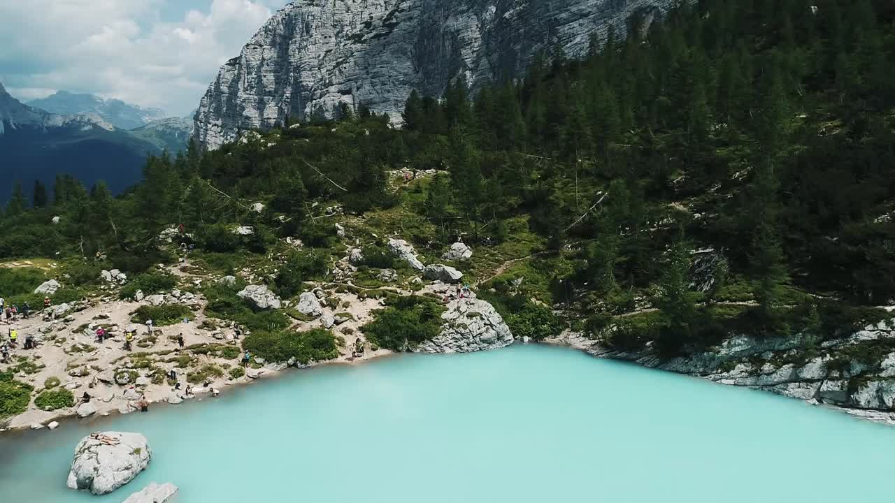 Questo è un video registrato ad agosto sulle Alpi italiane; dal drone la vista è mozzafiato.