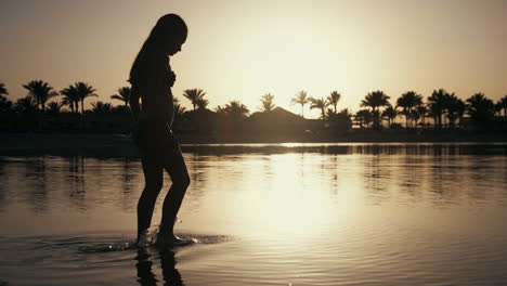 Hermosa-Joven-Disfrutando-De-La-Vida-En-La-Bahía-Del-Mar-Al-Atardecer-En-Cámara-Lenta.