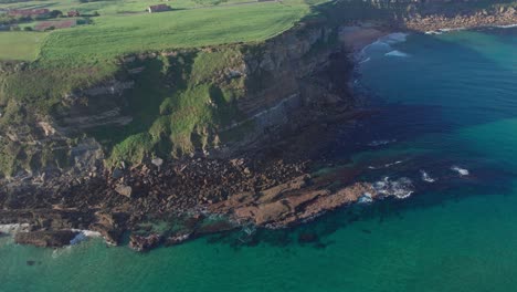 Panoramablick-Auf-Das-Meer-Und-Den-Strand-Auf-Den-Wunderschönen-Spanischen-Grünen-Klippen