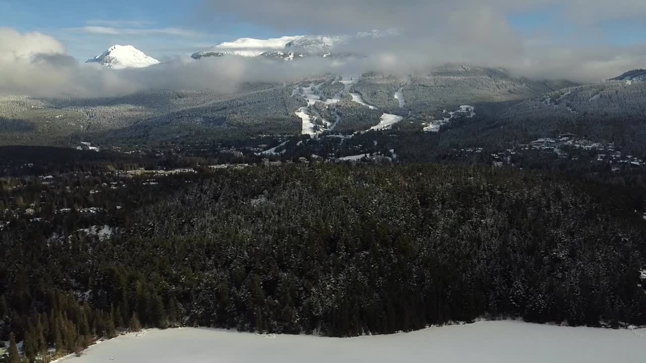 una vista de la montaña en whistler, vancouver, columbia británica canadá