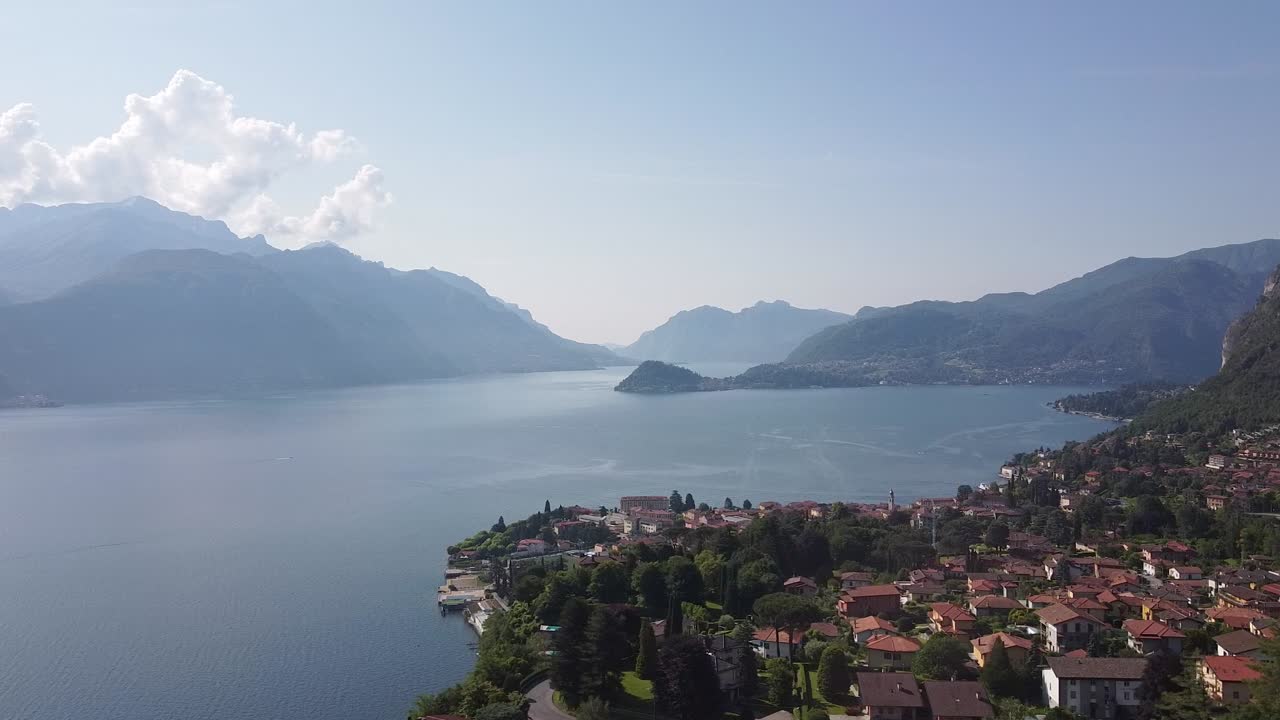 vista del avión no tripulado sobre la parte central del lago como