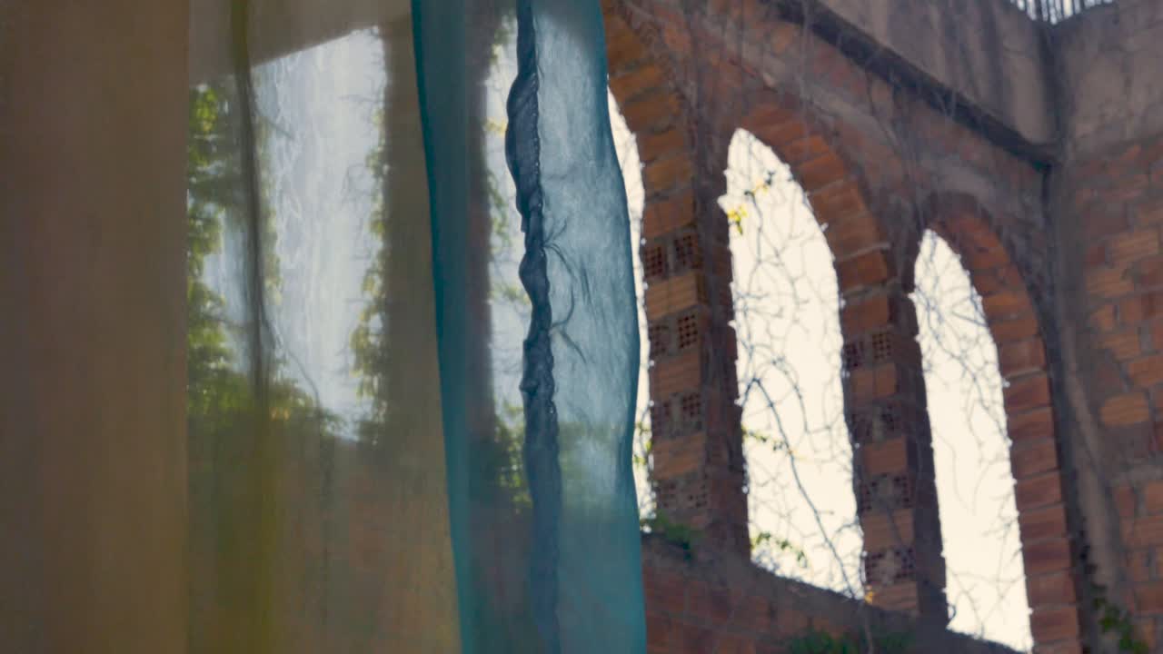 그리스 아파트의 화려한 커튼 사이에서 흥미로운 석조 아치형 통로로 슬로우 모션 포커스 풀 샷