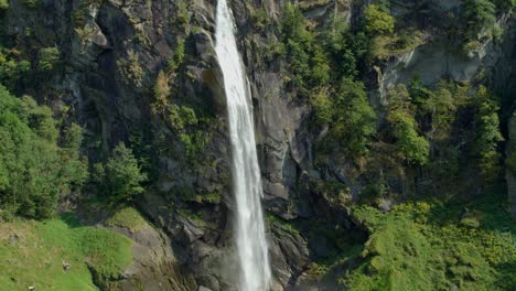 Drone-Aéreo-De-La-Cascada-Foroglio-Inclinándose-Hacia-Arriba-Durante-El-Tiempo-Soleado