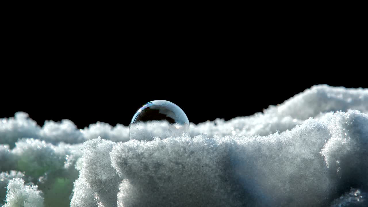 하나의 작은 거품이 표면에 있습니다.