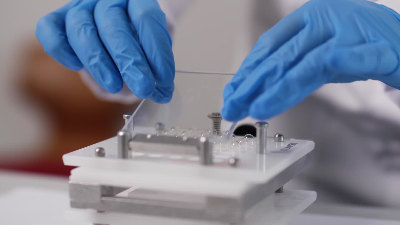 los aparatos de laboratorio y sus usos son demostrados por un asistente técnico farmacéutico