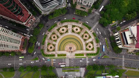 Antena-De-Rotonda-Del-Jardín-De-Saigón---Tráfico-Urbano-En-Hora-Punta