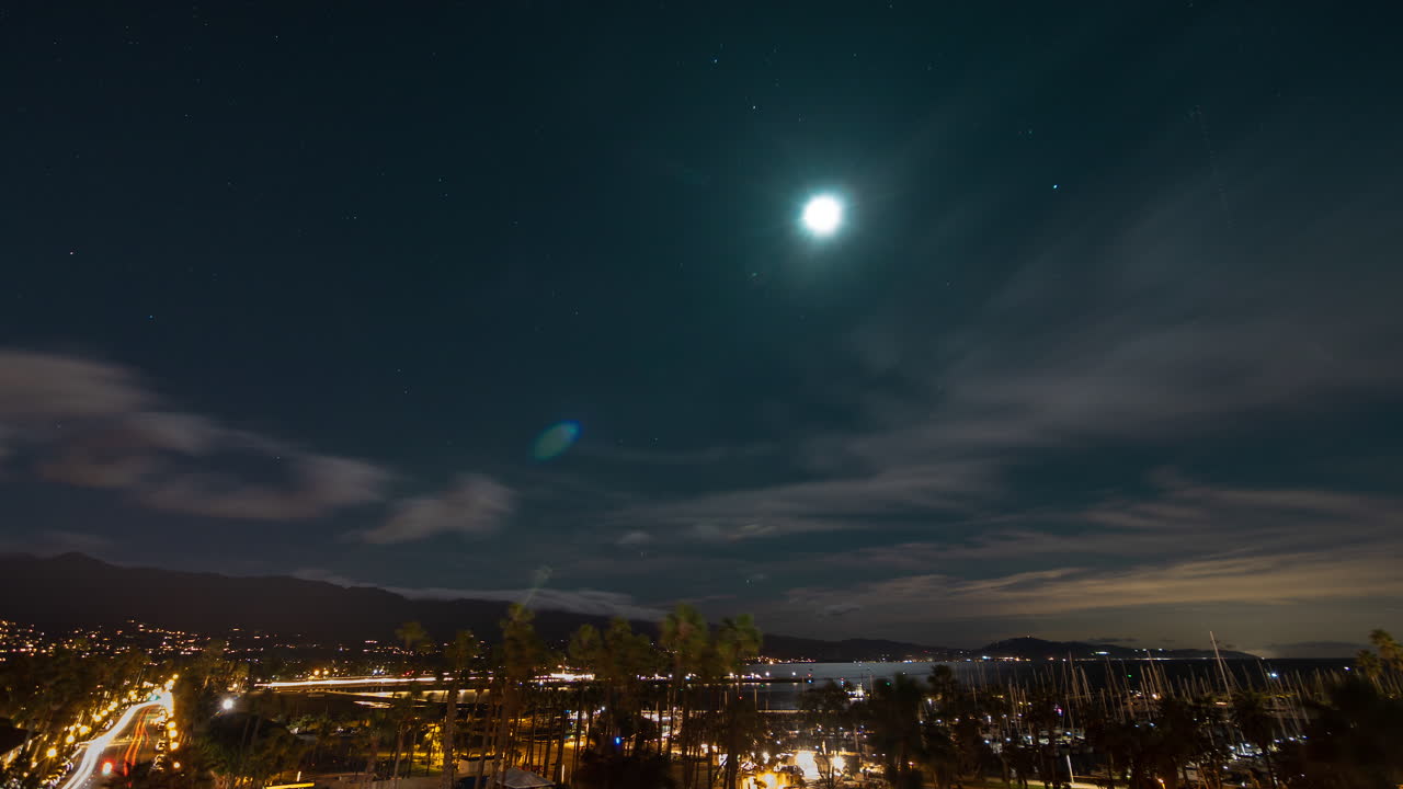 Hermoso time-lapse de la puesta de luna sobre la ciudad, por encima del puerto en Santa Bárbara, California.