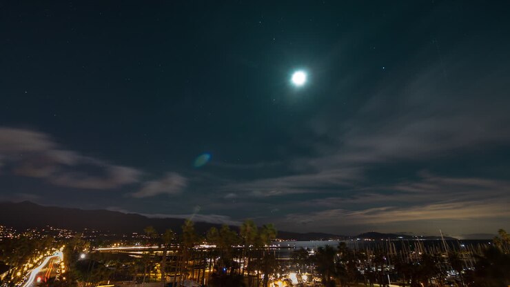 Bellissimo time lapse del tramonto della luna sulla città sopra il porto a Santa Barbara, California.