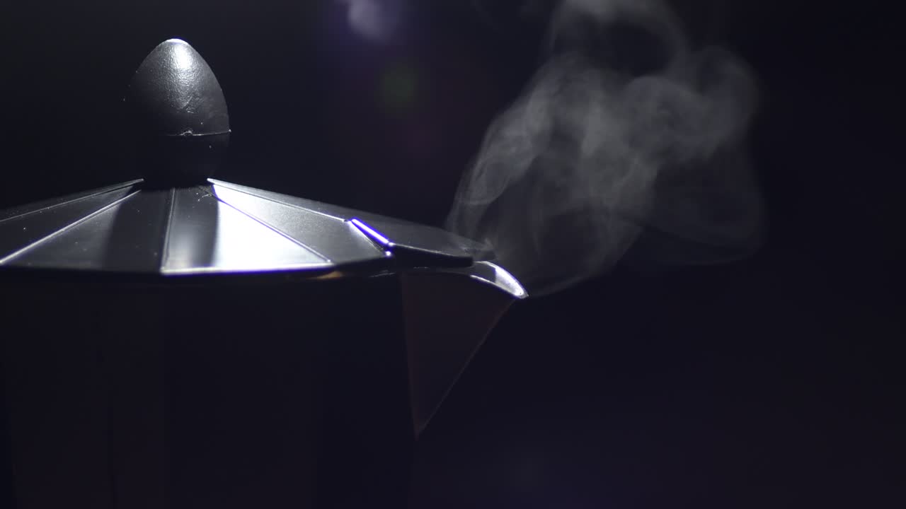 café moka con humo haciendo café en la cocina doméstica