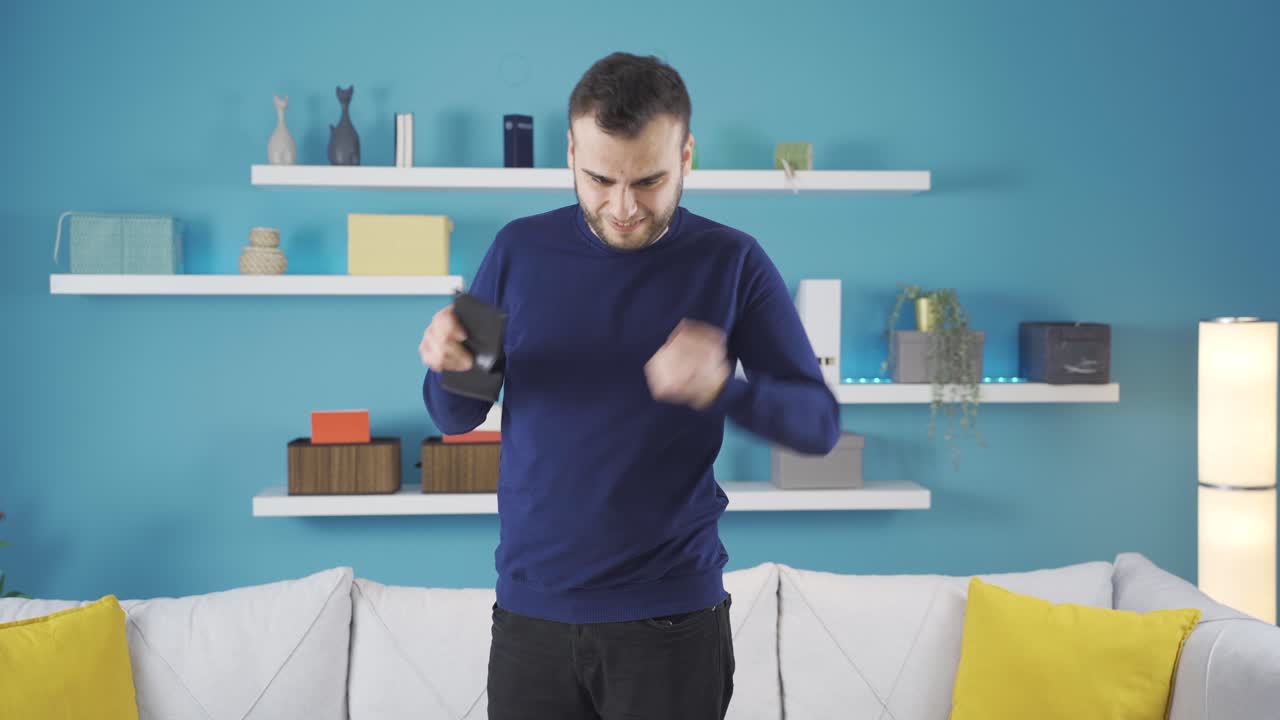 el joven está experimentando dificultades financieras y está enojado.