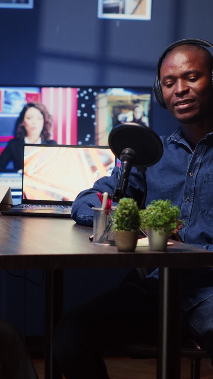 Præsentationsværktøj til vertikale videoer bruger mobiltelefonens kamera til at producere comedy-podcast