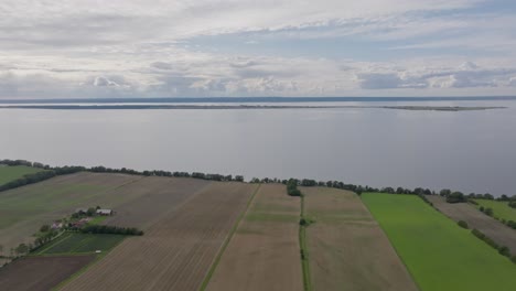 campos agrícolas costeros a lo largo del lago vattern en småland, suecia