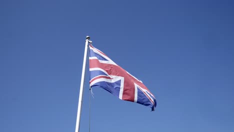 la bandera británica ondeando en el reino unido