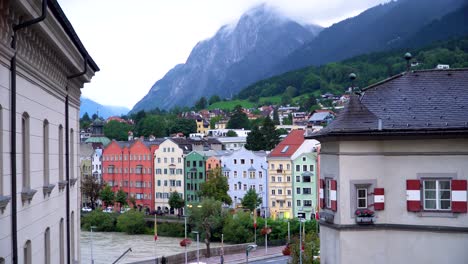 famosa vista de la azotea del centro de la ciudad de innsbruck con fondo de montaña