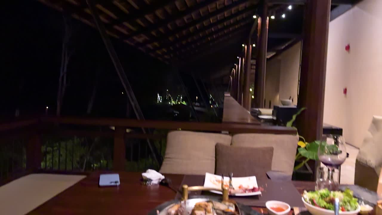 해산물과 불빛이 있는 아한 레스토랑 설정