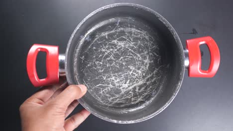 olla vacía con mangos rojos