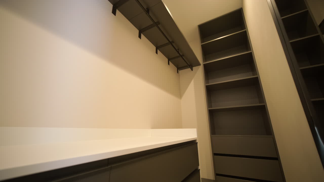 Raflı ve Çekmeceli Modern Boş Giyinme Odası