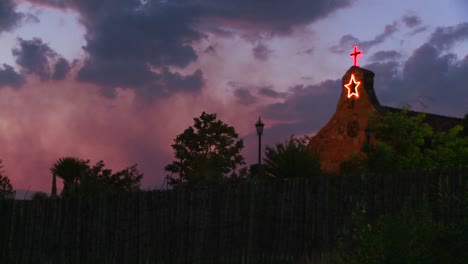 Eine-Adobe-Kirche-In-Der-Abenddämmerung