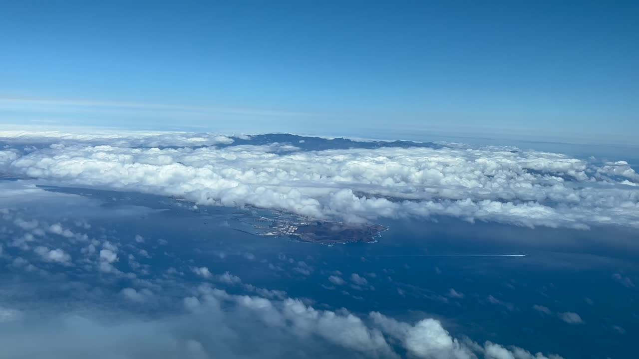 라스 팔마스 시와 항구의 전망과 함께 그란 카나리아 섬의 고층 항공 풍경