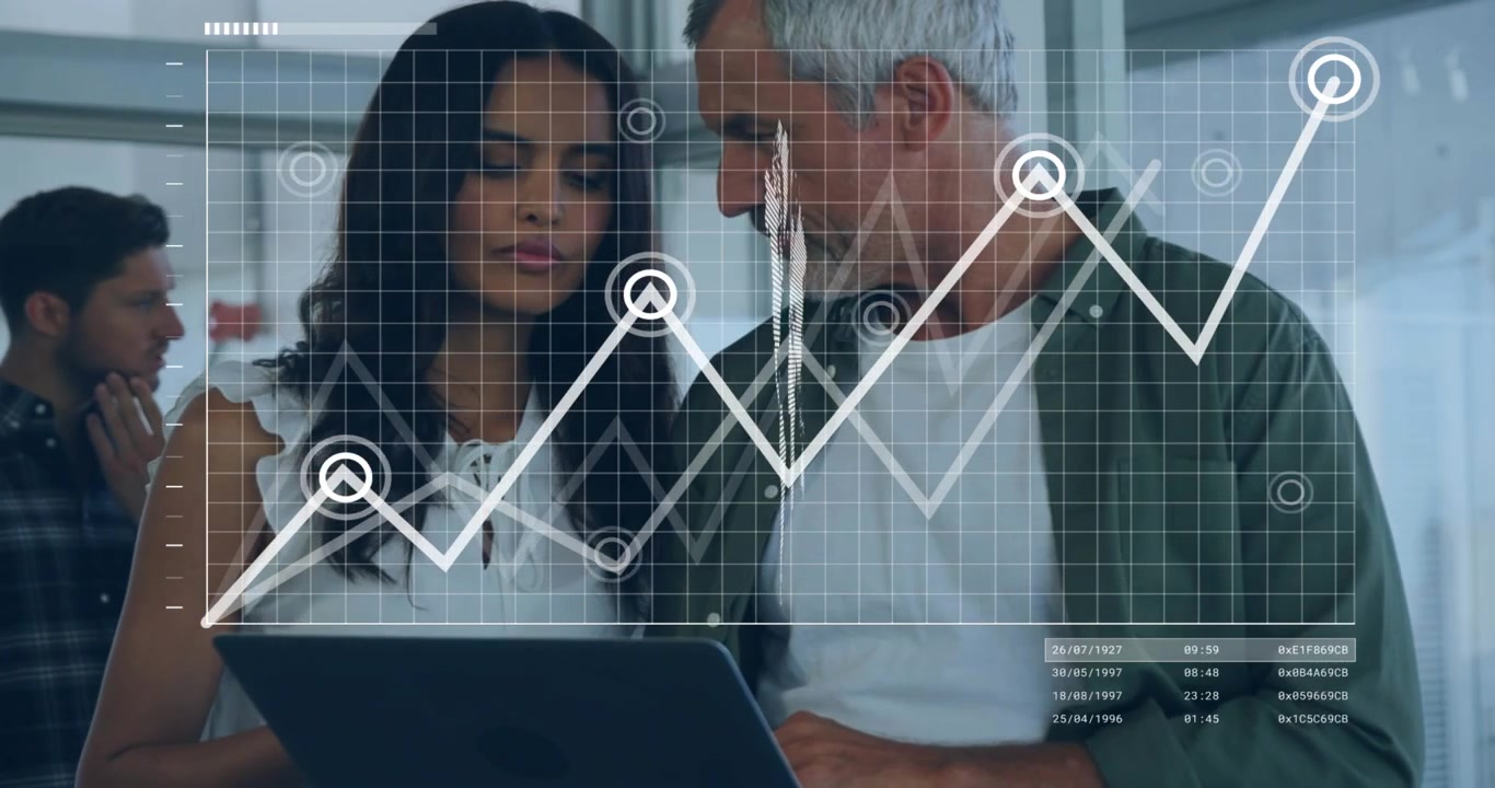 Empresaria tocando una tableta mientras su colega señala un gráfico global animado que traza tendencias financieras.
