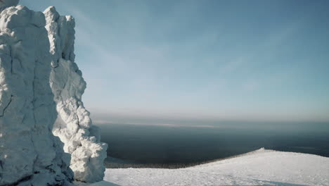 schneebedeckter berggipfel mit winterlandschaft