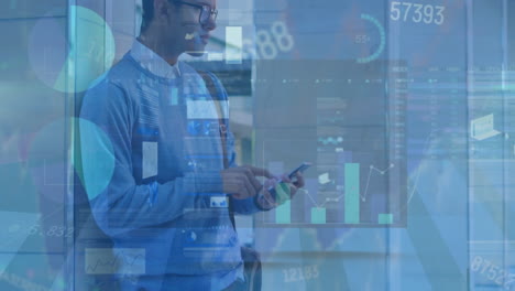 animación del procesamiento de datos financieros sobre el hombre utilizando un teléfono inteligente