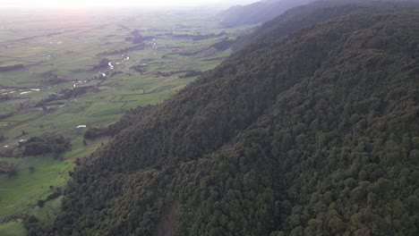 Región-De-Waikato-Con-Montañas-Verdes-Y-Vastos-Campos-En-La-Isla-Norte,-Nueva-Zelanda---Toma-Aérea-Con-Drones