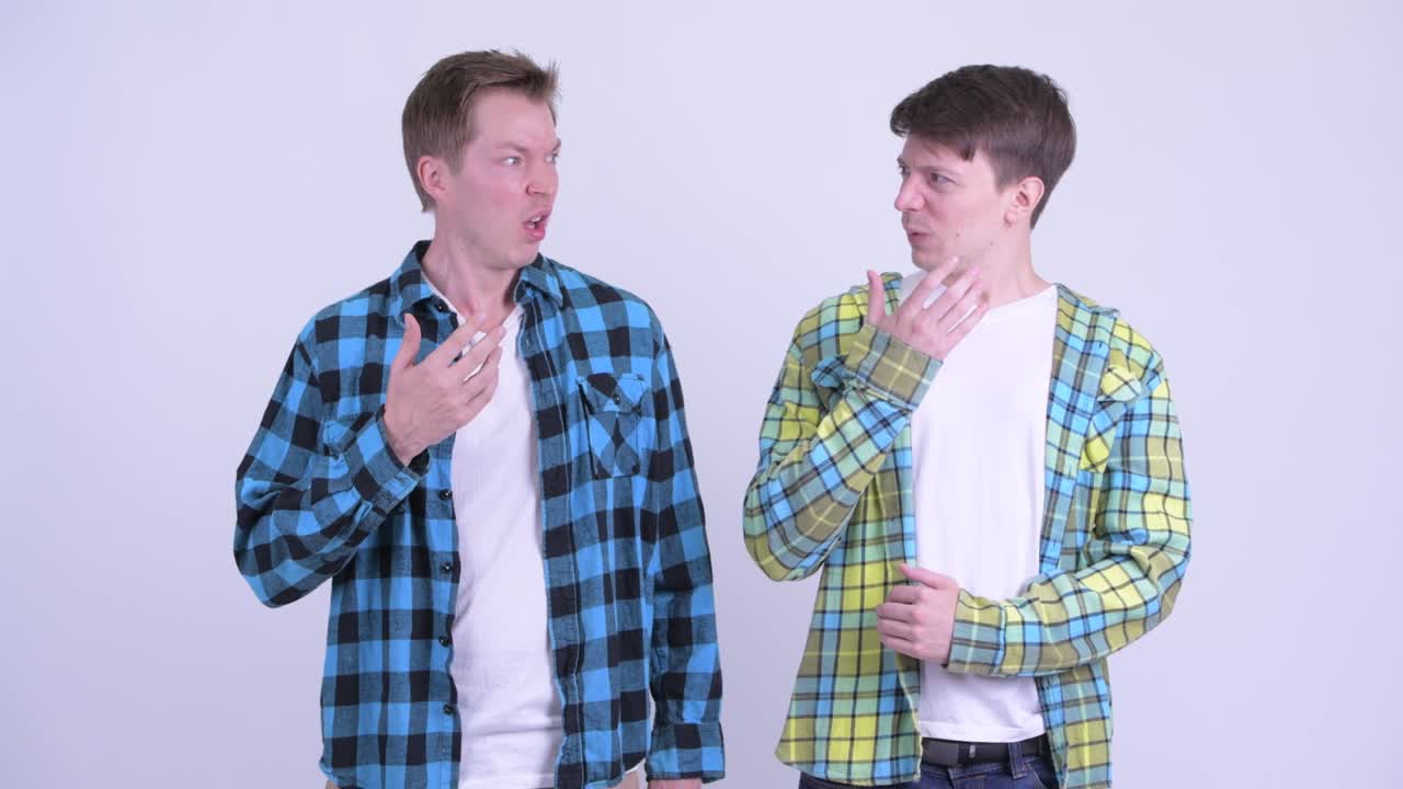 두 명의 젊은 잘생긴 남자들이 함께 충격을 받고 있습니다.