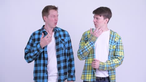 dos hombres jóvenes y guapos que se ven conmocionados juntos