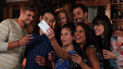 grupo de amigos tomando una selfie en el teléfono móvil
