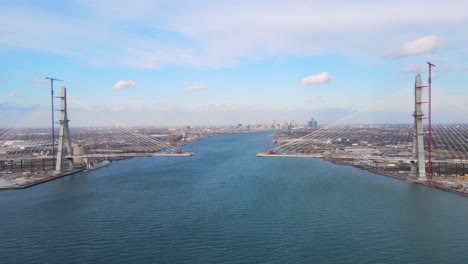 Luftaufnahme-Einer-Im-Bau-Befindlichen-Schrägseilbrücke-über-Den-Detroit-River