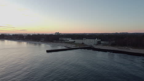 Badebrücke-Am-Wasser-Mit-Sonnenaufgang