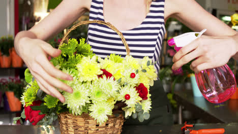 Floristin-Sprüht-Wasser-Auf-Blumen-Im-Blumenladen