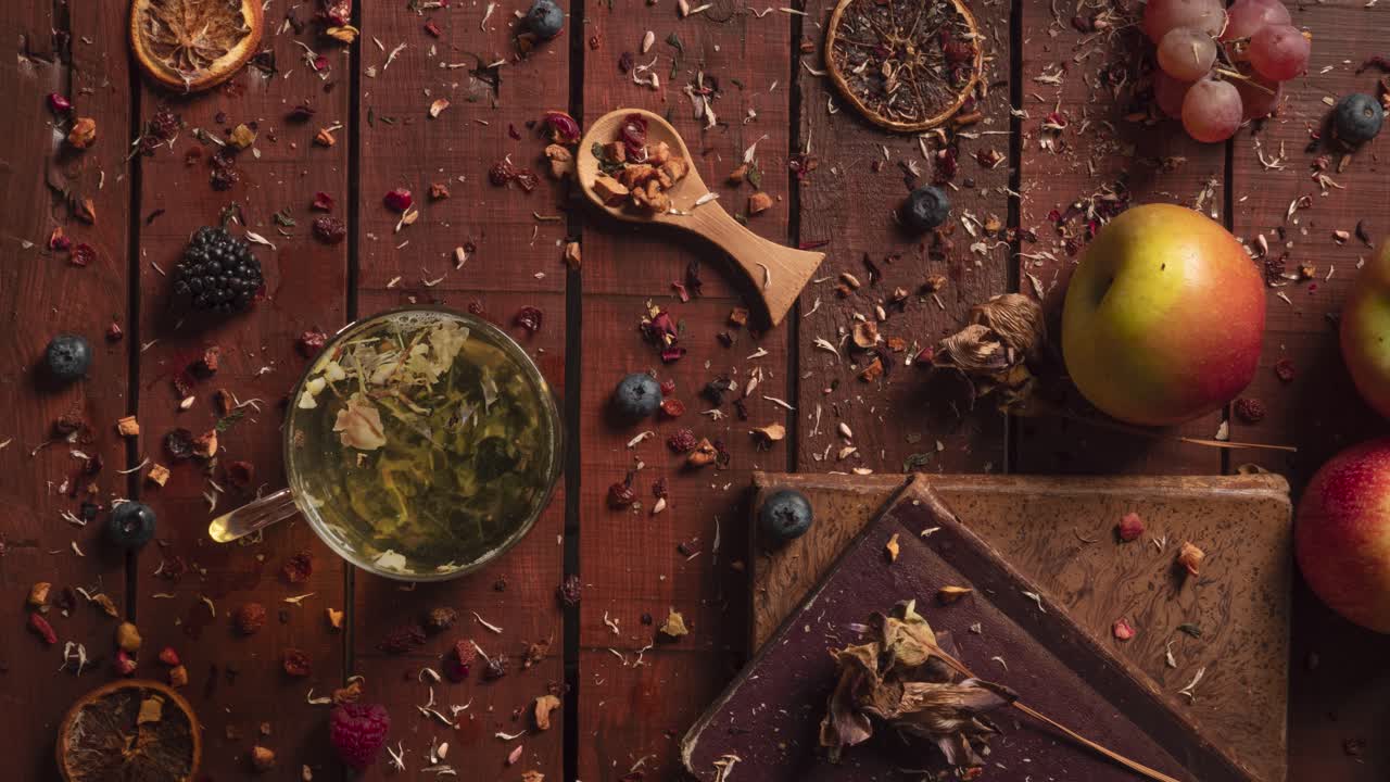 허브 차 steeping 쾌적한 가정 프레젠테이션