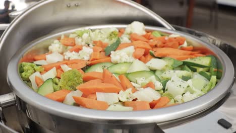 ビュッフェレストランの大きな野菜ボウル