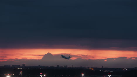 despegue en un fondo de cielo rojo