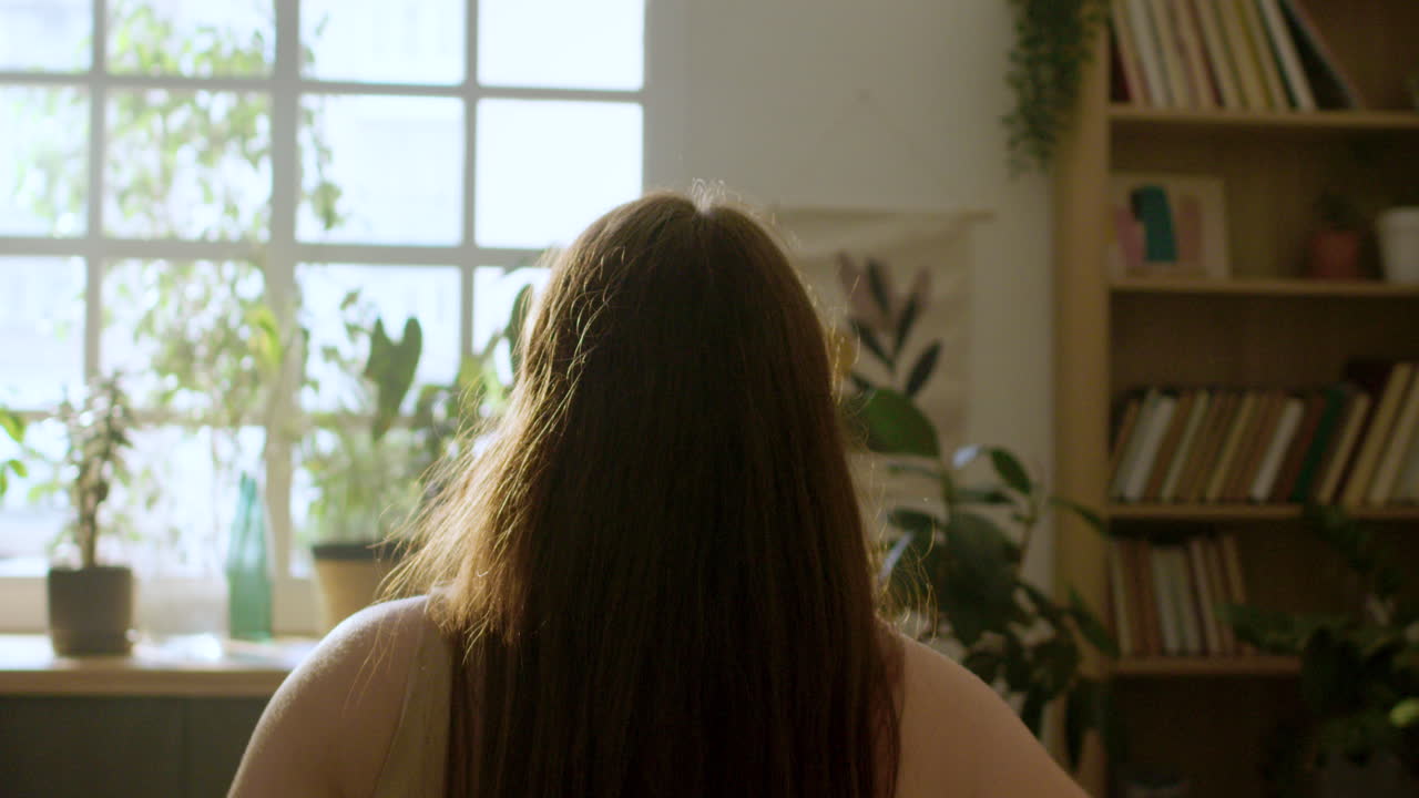 아침에 긴 머리 소녀