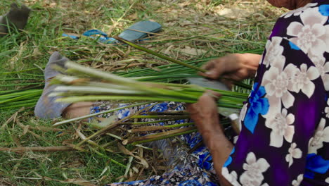 Nahaufnahme-Eines-Handwerkers,-Der-In-Quang-Nam,-Vietnam,-Naturmaterialien-Sorgfältig-In-Kleinere-Stücke-Schneidet