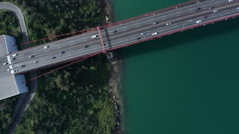 vista aérea de un avión teledirigido del puente lisboa 25 de bbril con algo de tráfico