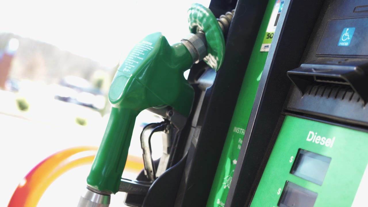 Inclinazione verso il basso sulla pistola del carburante diesel