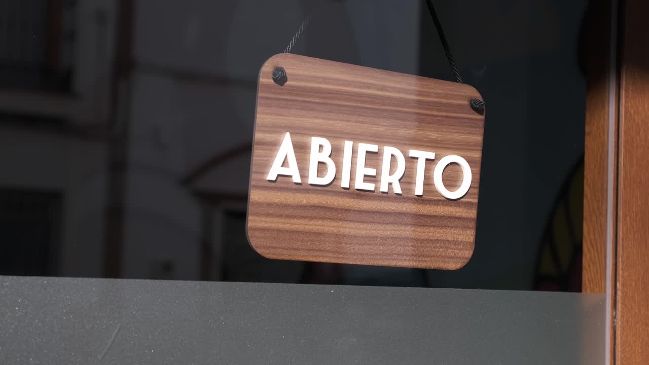 Small business closing up. Turning the sign from open to closed in spanish. 4k 60fps