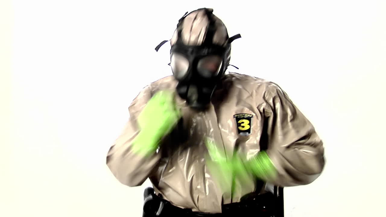 um homem em um traje de proteção fala em um walkietalkie 1