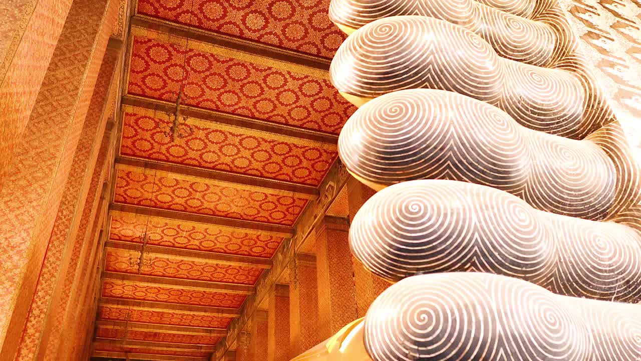 estatua de oro de buda en el templo de bangkok